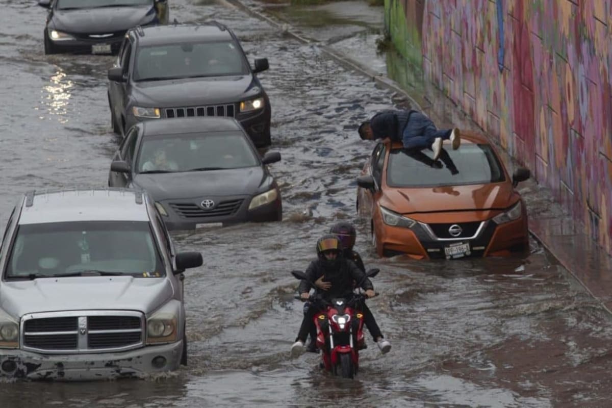Siguen cerrados bajo puentes del Viaducto en CDMX tras severas inundaciones