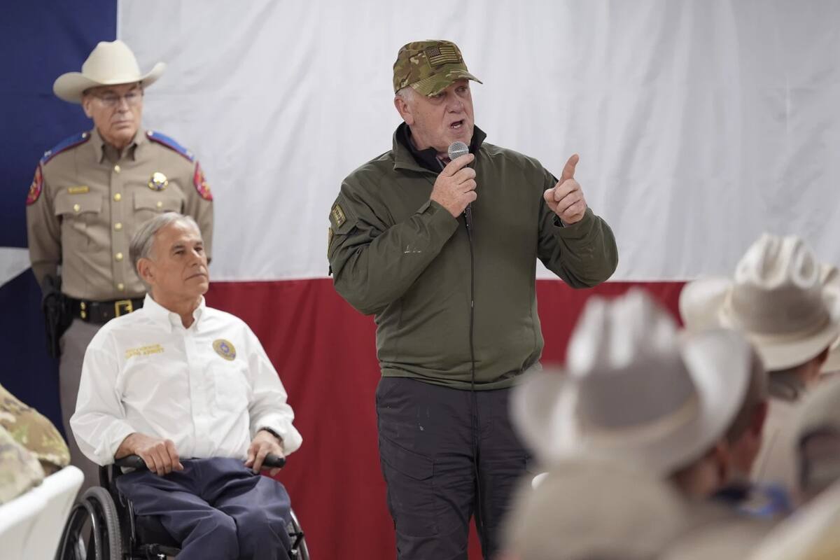 Tom Homan, el próximo zar de la frontera con Trump, en una fotografía de archivo junto al gobernador de Texas. | Crédito: AP/Eric Gray
