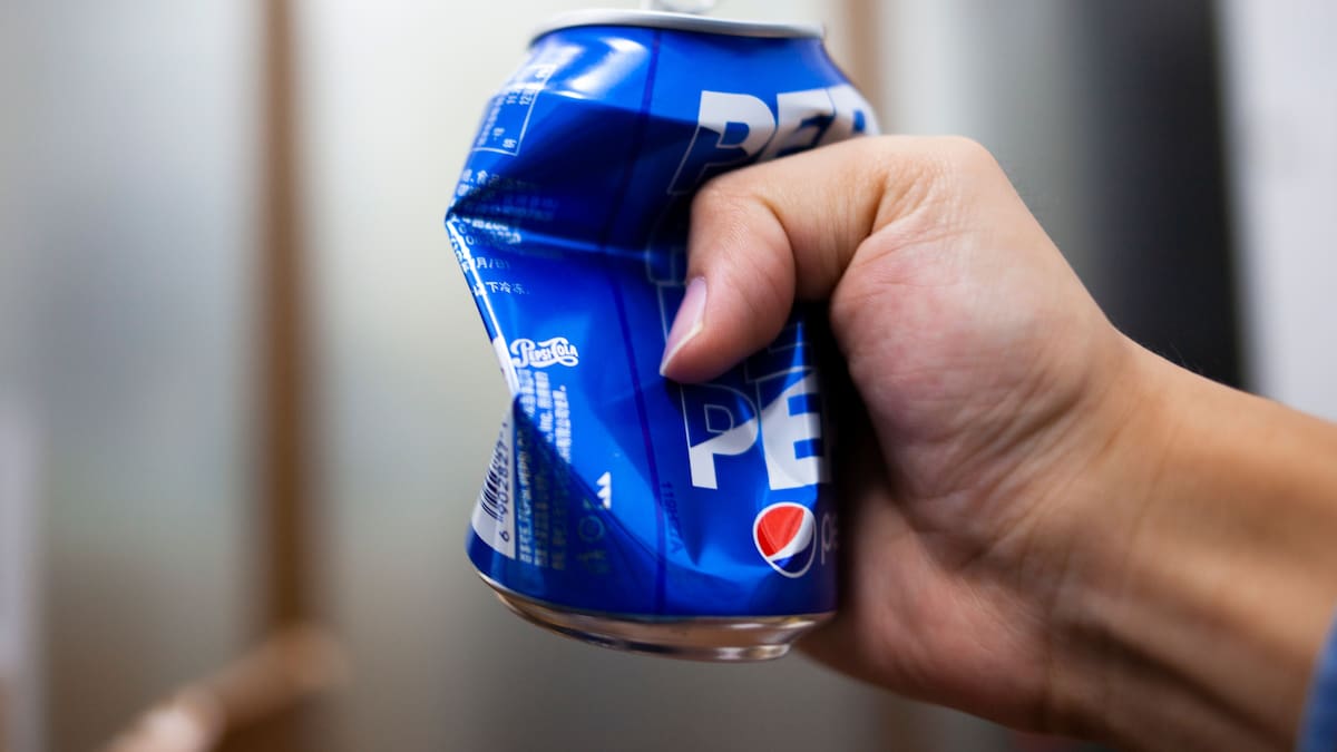 No aplastes las latas al tirarlas: el motivo por el que los sistemas de reciclaje recomiendan dejarlas intactas para mejorar su recuperación y reutilización