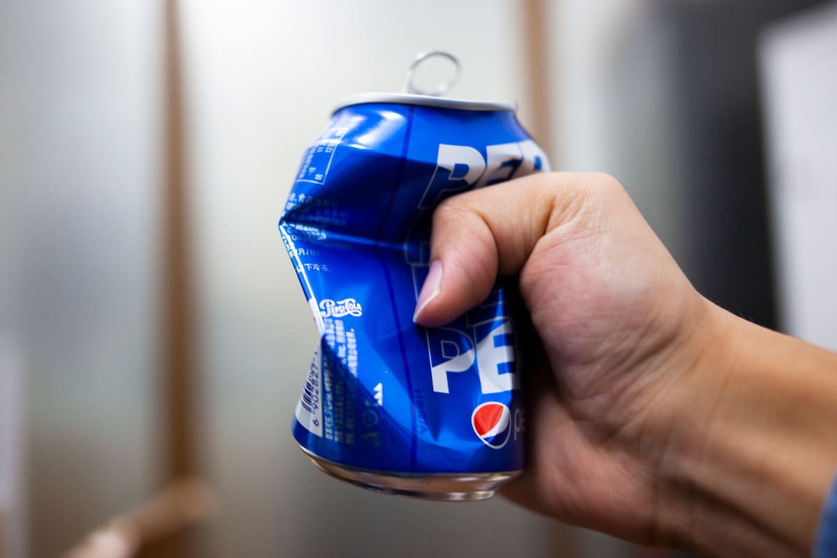 No aplastes las latas al tirarlas: el motivo por el que los sistemas de reciclaje recomiendan dejarlas intactas para mejorar su recuperación y reutilización