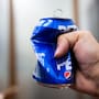 No aplastes las latas al tirarlas: el motivo por el que los sistemas de reciclaje recomiendan dejarlas intactas para mejorar su recuperación y reutilización