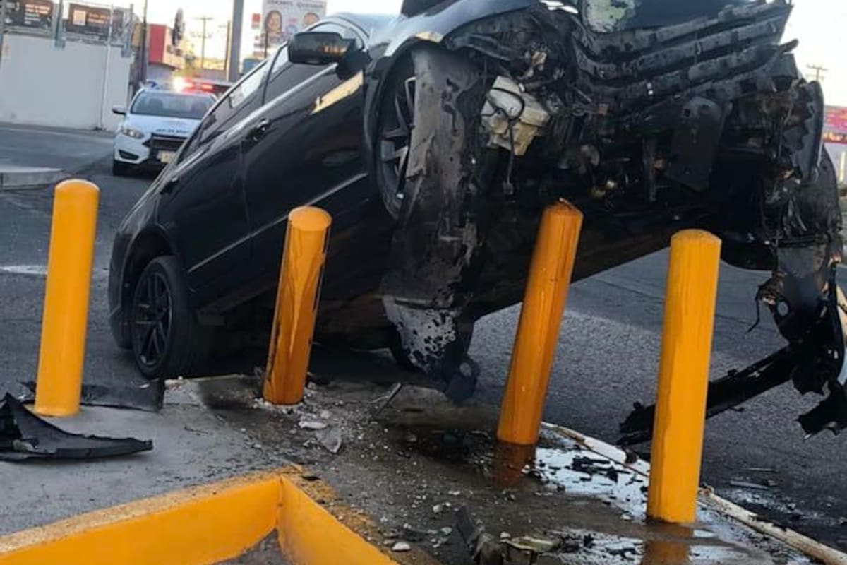 Choca su vehículo contra postes de protección y huye de la zona