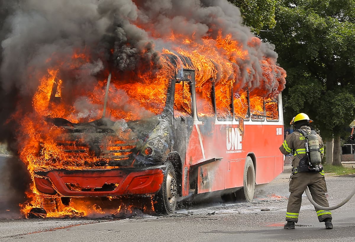 En el cruce de Solidaridad y Octava, en la colonia Palo Verde, un camión del transporte urbano fue consumido por el fuego. | FOTO: ELEAZAR ESCOBAR (Archivo)