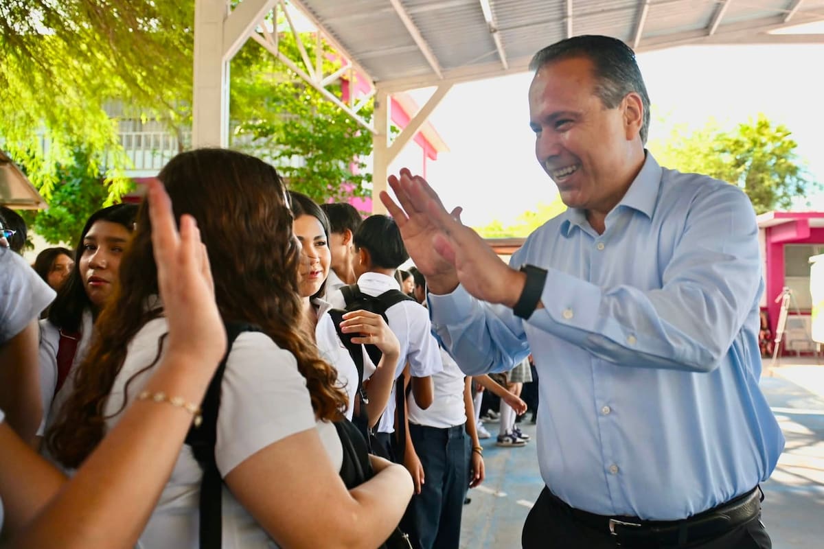 Antonio Astiazarán entrega cinco computadoras a la secundaria 9 de Hermosillo y apoya el proyecto de reciclaje durante el inicio del ciclo escolar