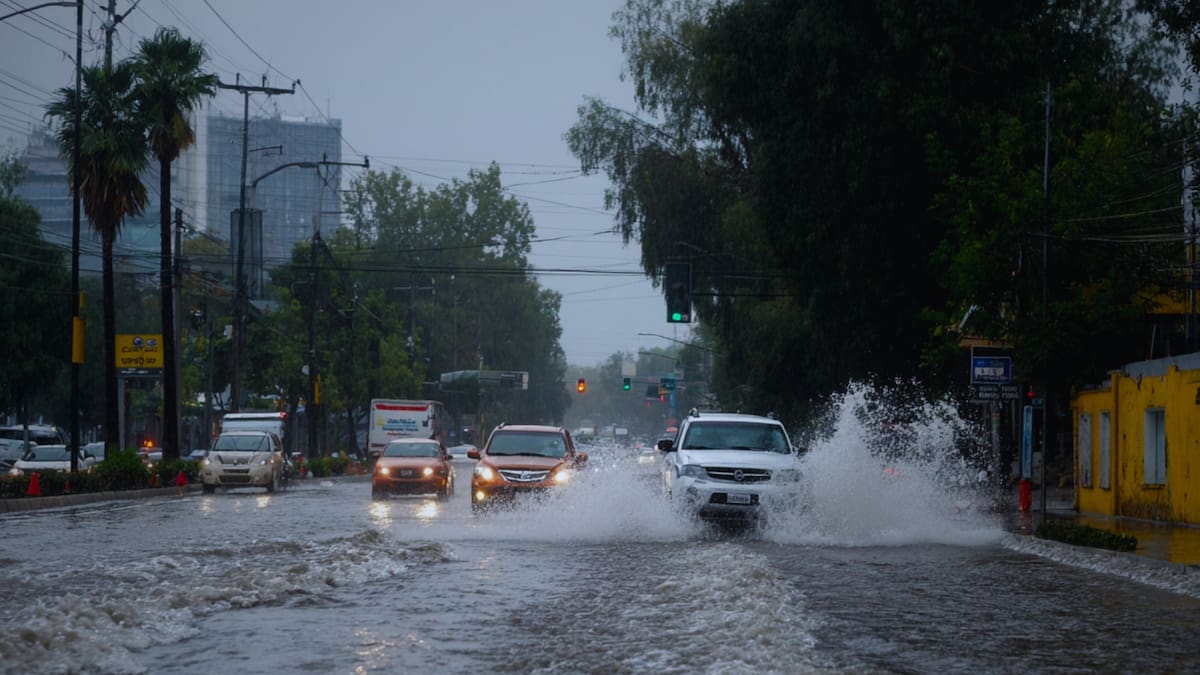 El Servicio Meteorológico Nacional (SMN) informó que este miércoles se esperan lluvias de diferentes intensidades en gran parte del país debido a la interacción de sistemas como los remanentes de la tormenta Mario, el monzón mexicano, canales de baja presión y una nueva onda tropical. Foto: EspecIAl