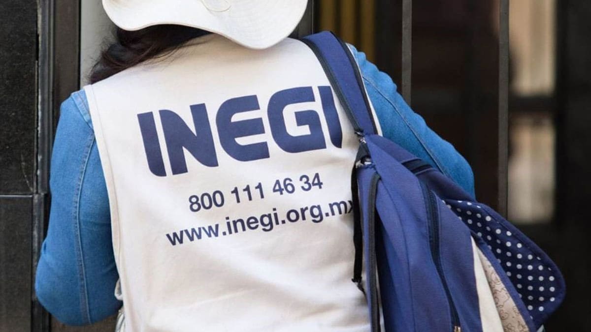 El personal del Inegi que realiza el censo va con el uniforme, chaleco y sombrero color caqui, mochila azul y el gafete. Foto: Cortesía