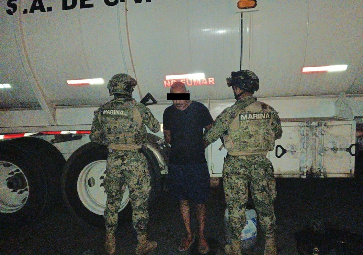 El hombre fue detenido tras ser sorprendido presuntamente extrayendo combustible de una pipa en las inmediaciones de TAD PEMEX, en Rosarito. Foto: Cortesía