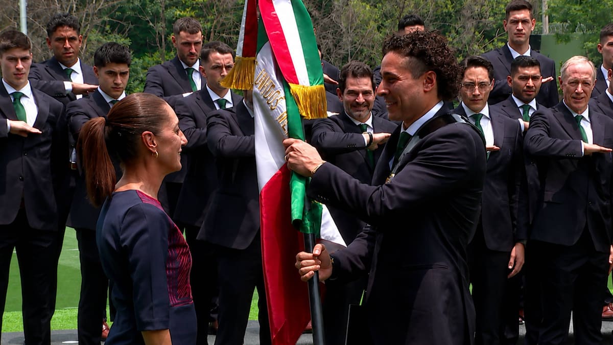 Claudia Sheinbaum abandera a la Selección Mexicana rumbo al Mundial 2026; Guillermo Ochoa recibe la bandera nacional