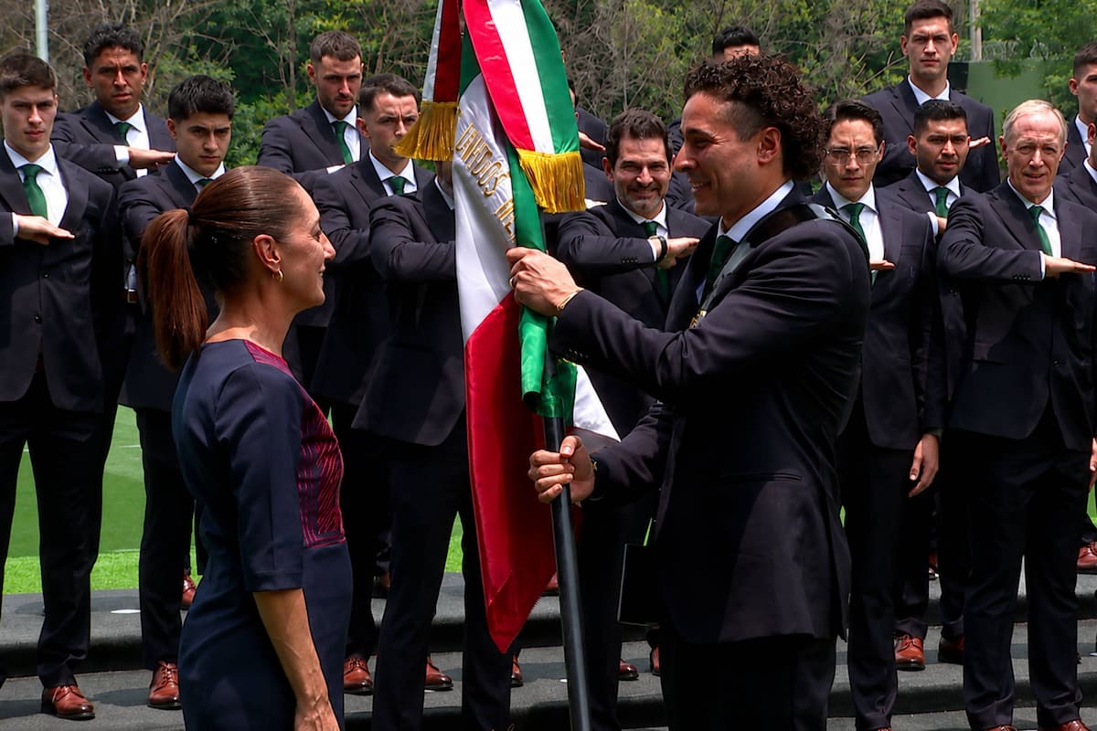 Claudia Sheinbaum abandera a la Selección Mexicana rumbo al Mundial 2026; Guillermo Ochoa recibe la bandera nacional