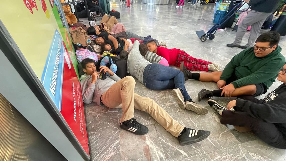 Pasajeros reportan esperas prolongadas ante ajustes en la operación aérea por condiciones climatológicas. Foto: Michelle Castillo