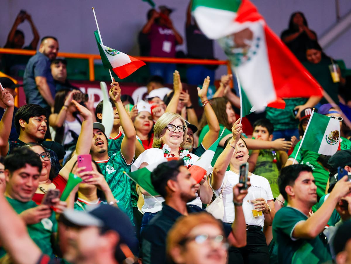 Aficionados de la Selección Mexicana celebran el triunfo de México por 1-0 sobre Corea del Sur durante las actividades del Baja Fut Fest en Mexicali. (Foto: Juan J. Morales)