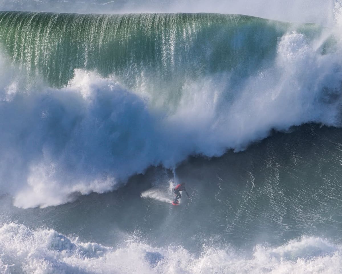 Mau Otero Surfeando en las olas gigantes de Nazaré, Portugal. (Foto: IG @mauu.otero)