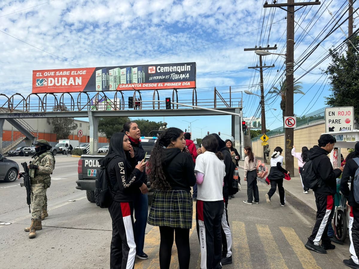 Alumnos de la Secundaria 35 y Preparatoria Moctezuma llevan meses sin electricidad en la colonia Antorcha Campesina I. Foto: Lorena Salinas