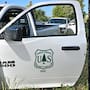 Camioneta con placas falsas del gobierno de EEUU termina abandonada; detienen a 10 inmigrantes