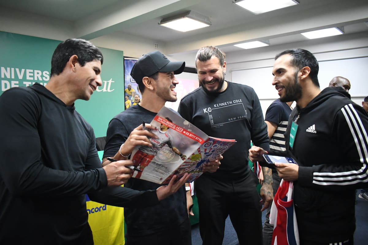 Leyendas del fútbol mexicano conviven con la comunidad universitaria. Foto: Cortesía
