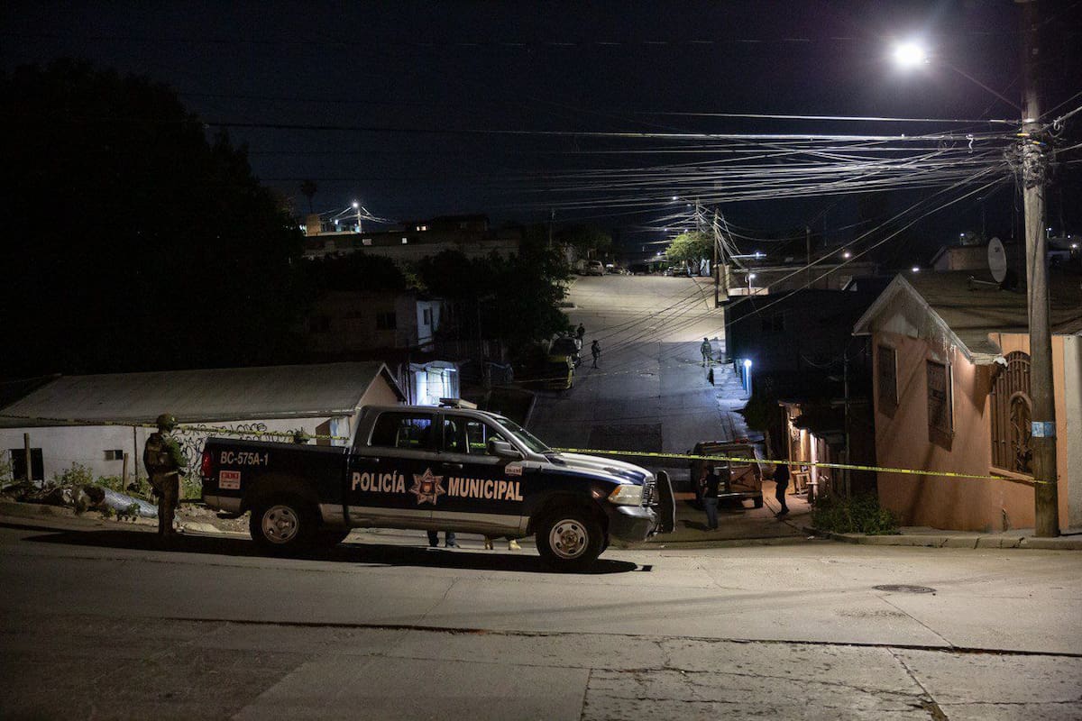 Junto al cadáver se hallaba una cartulina azul claro con un mensaje escrito en color negro. Foto: Border Zoom
