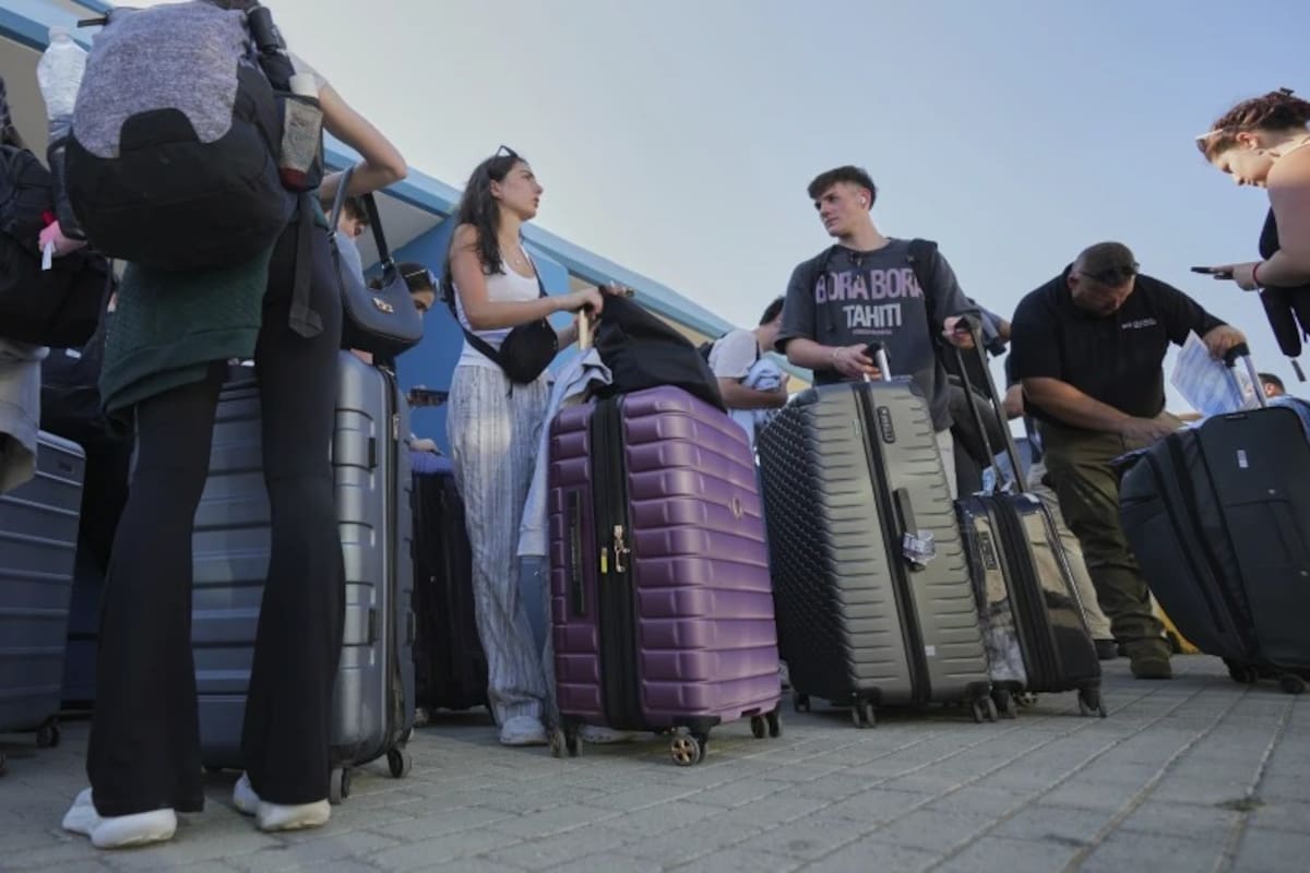 Evacuados de Israel llegan al puerto de Larnaca, Chipre, el miércoles 18 de junio de 2025, ante conflicto entre Irán e Israel. | Crédito: AP/Petros Karadjias