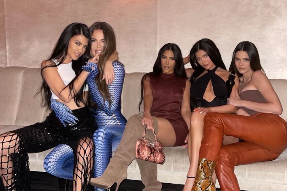 Las hermanas Kardashian-Jenner se van de fiesta y posan con atuendos glamurosos para las redes sociales