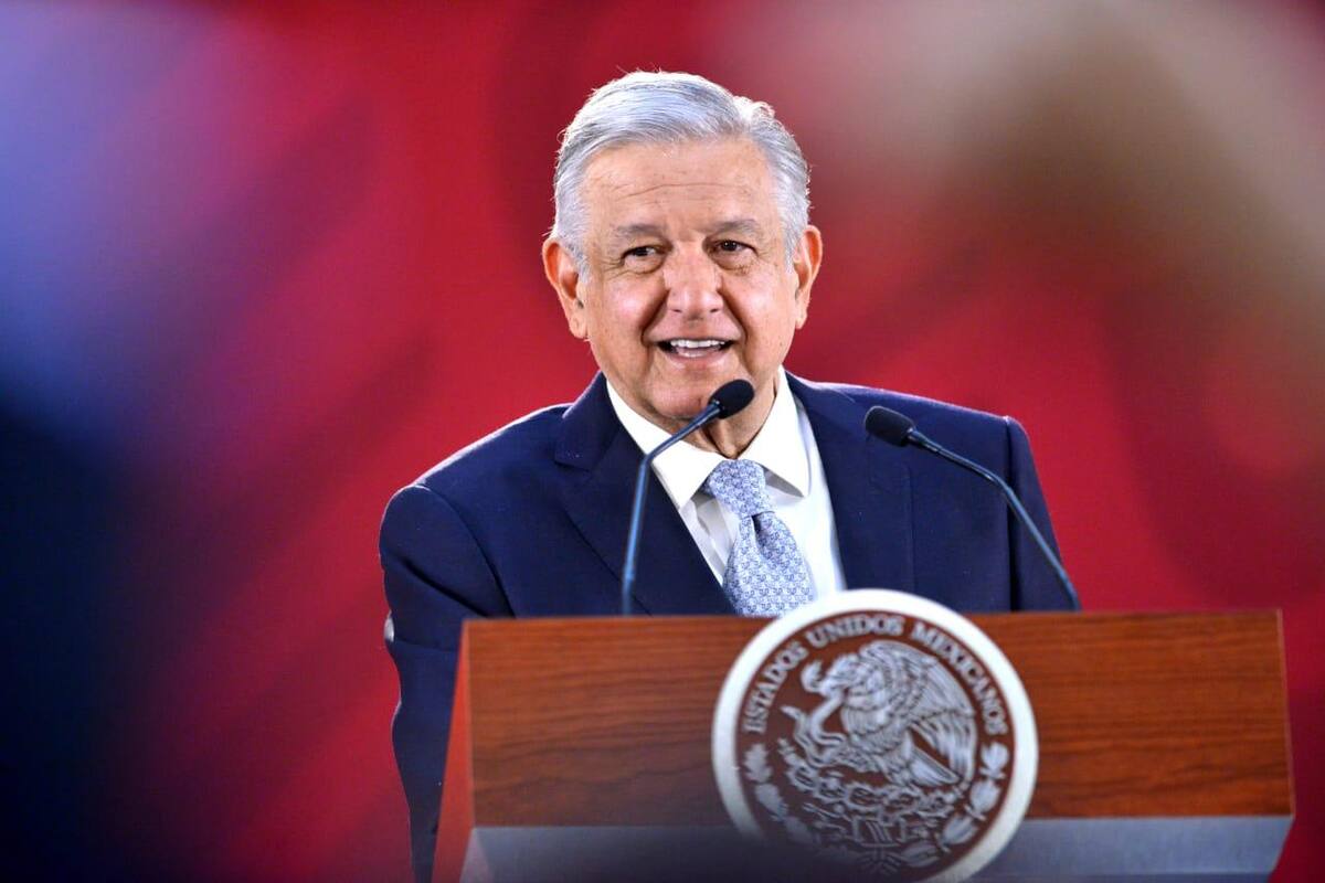 Revela AMLO que un ex presidente debe impuestos