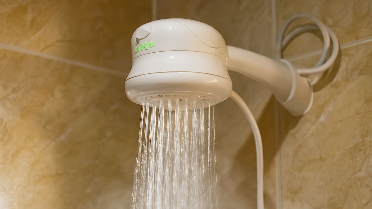 Muere hombre de 72 años tras sufrir quemaduras con agua hirviendo en la ducha de un hotel en California: familia demanda por negligencia