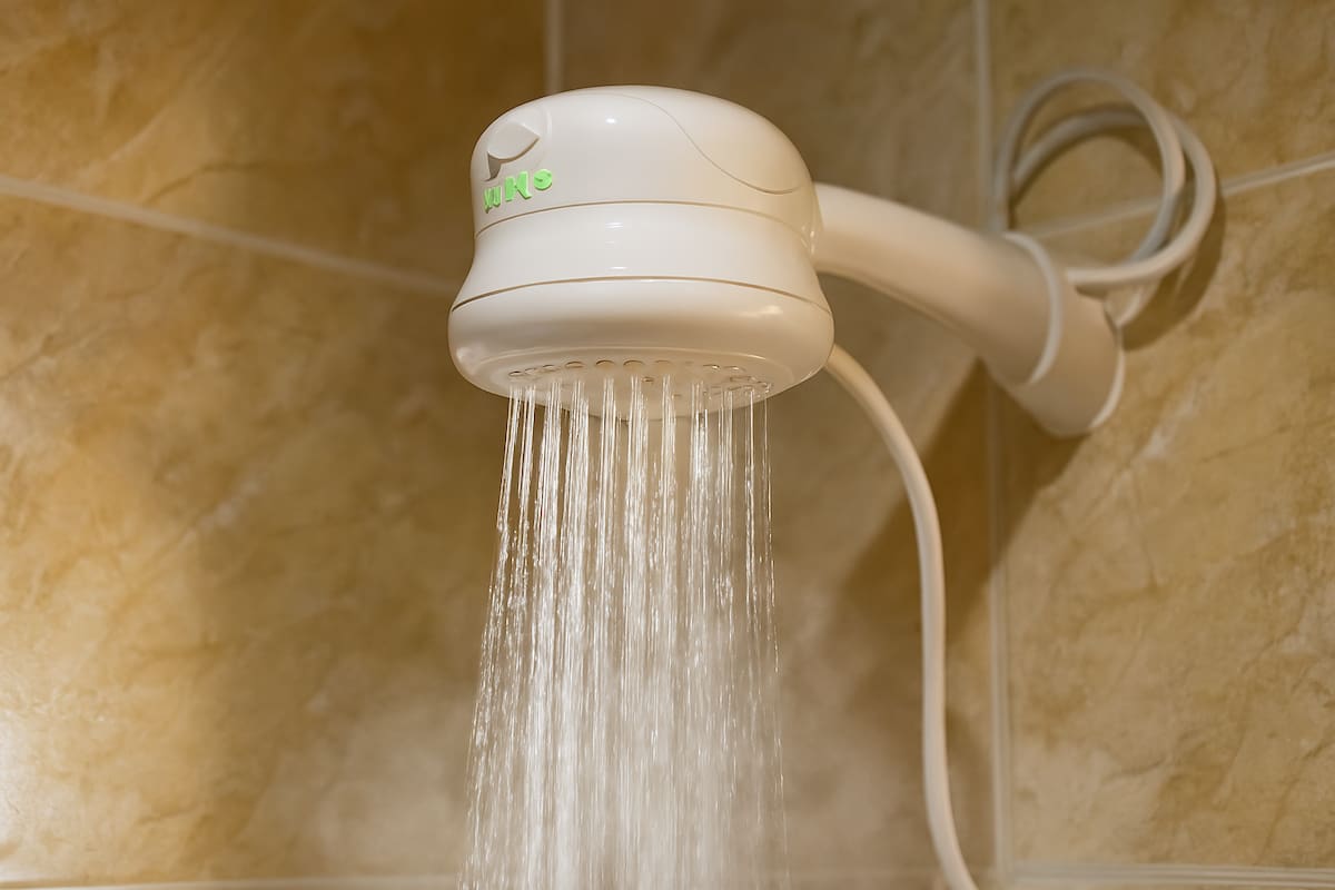 Muere hombre de 72 años tras sufrir quemaduras con agua hirviendo en la ducha de un hotel en California: familia demanda por negligencia