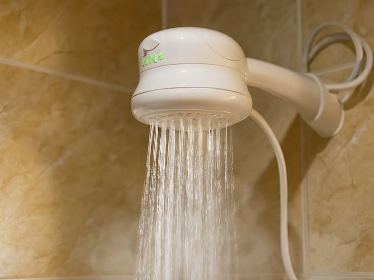 Muere hombre de 72 años tras sufrir quemaduras con agua hirviendo en la ducha de un hotel en California: familia demanda por negligencia