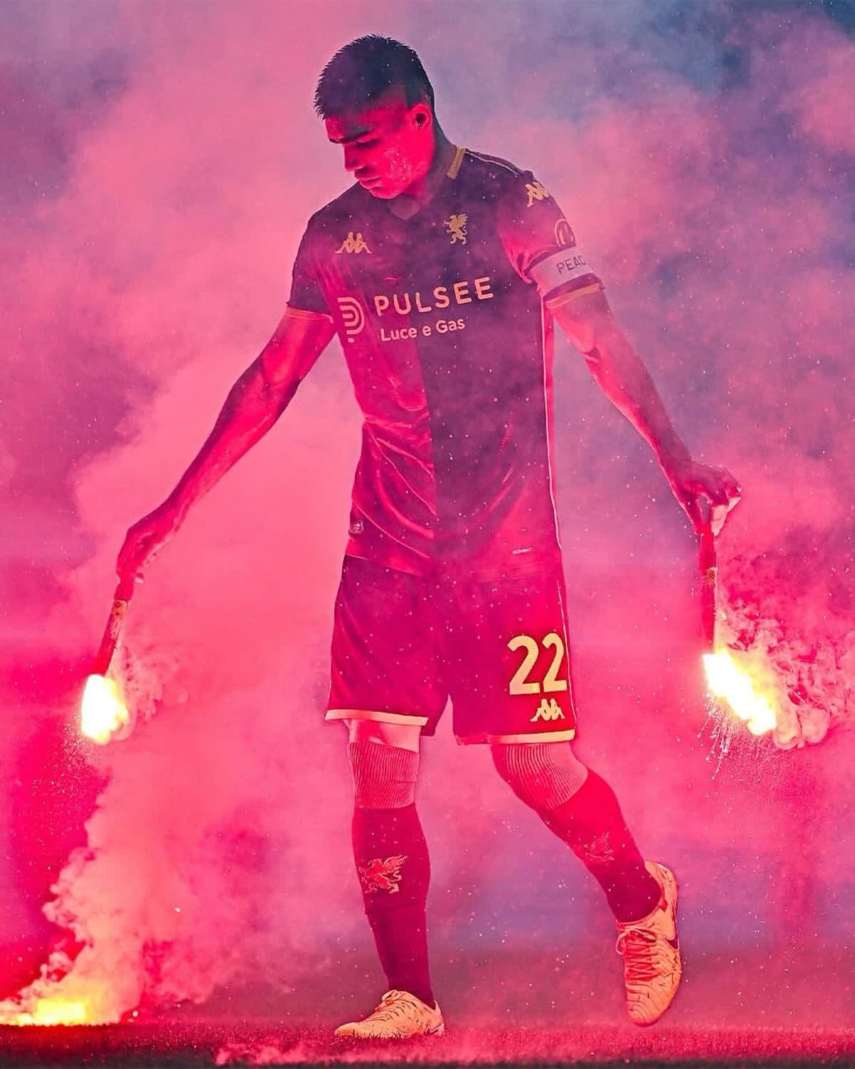 El navojoense, Johan Vásquez, capitán del Genoa, sostiene dos bengalas dentro de la cancha. (Foto: @johan_pipe)