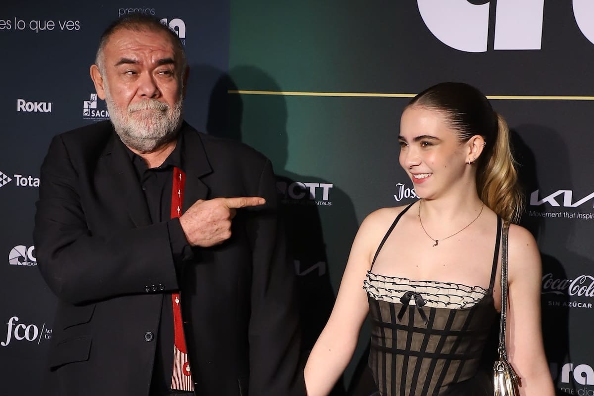 Jesús “El Choby” Ochoa acudió con muletas a un ensayo tras caer tres metros en “Perfume de Gardenia”, pero su regreso al teatro dependerá de su recuperación