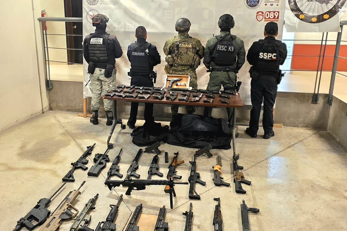 Aseguran un arsenal abandonado en vehículo en la carretera antigua Tijuana-Tecate