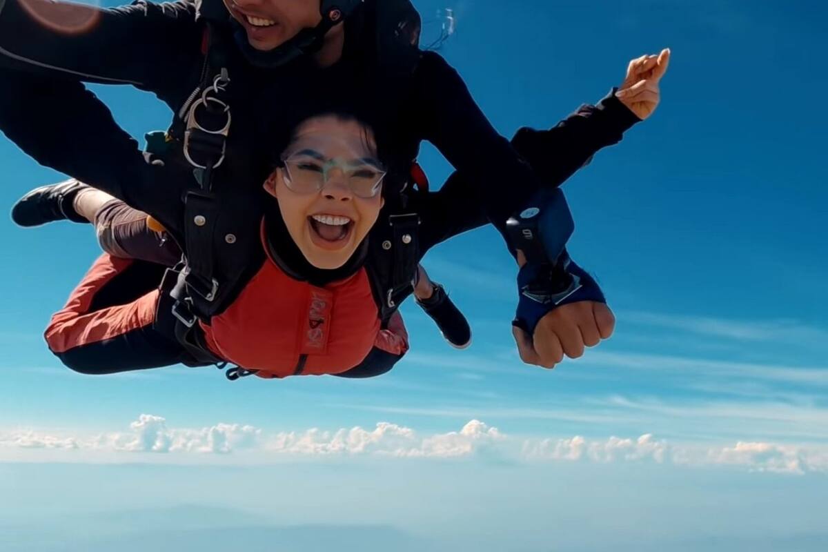 Kenia Os y Juanpa Zurita se lanzan de paracaídas