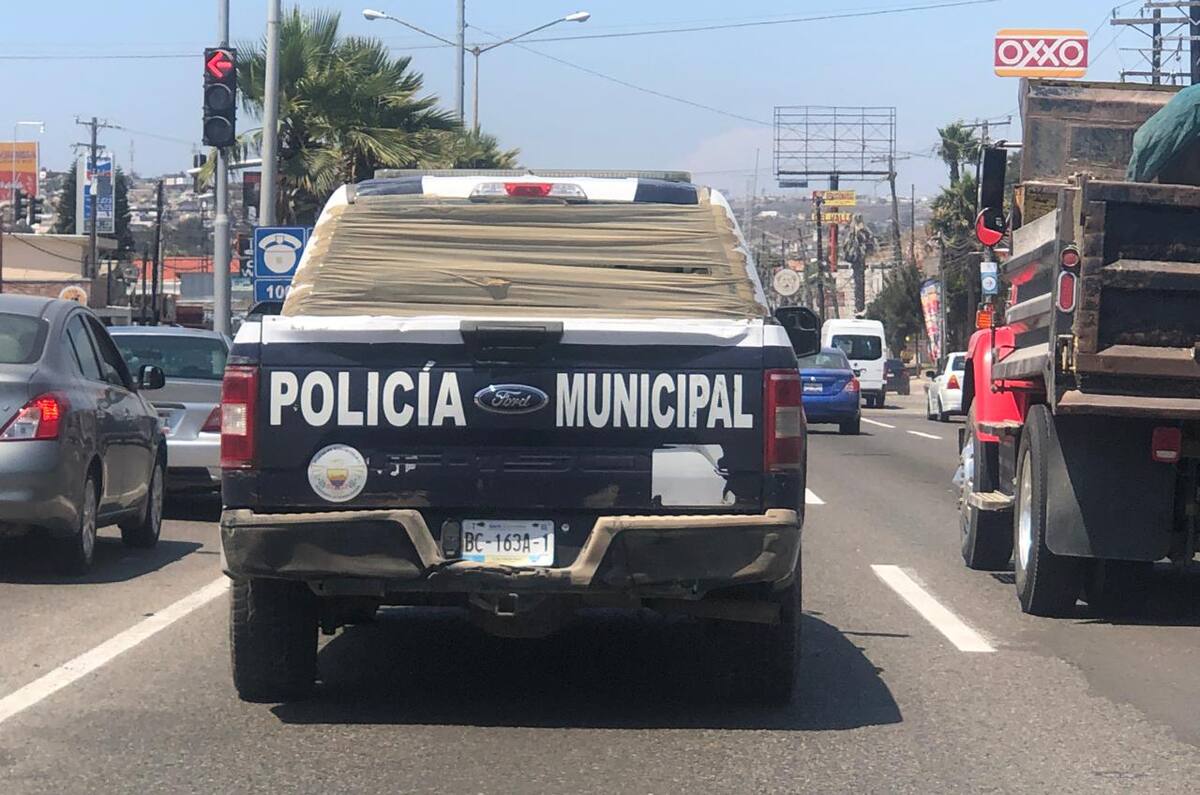 Varias de las unidades tipo pick up o sedan que circulan, lucen deterioradas en su carrocería, llantas y hasta presentan cristales rotos.