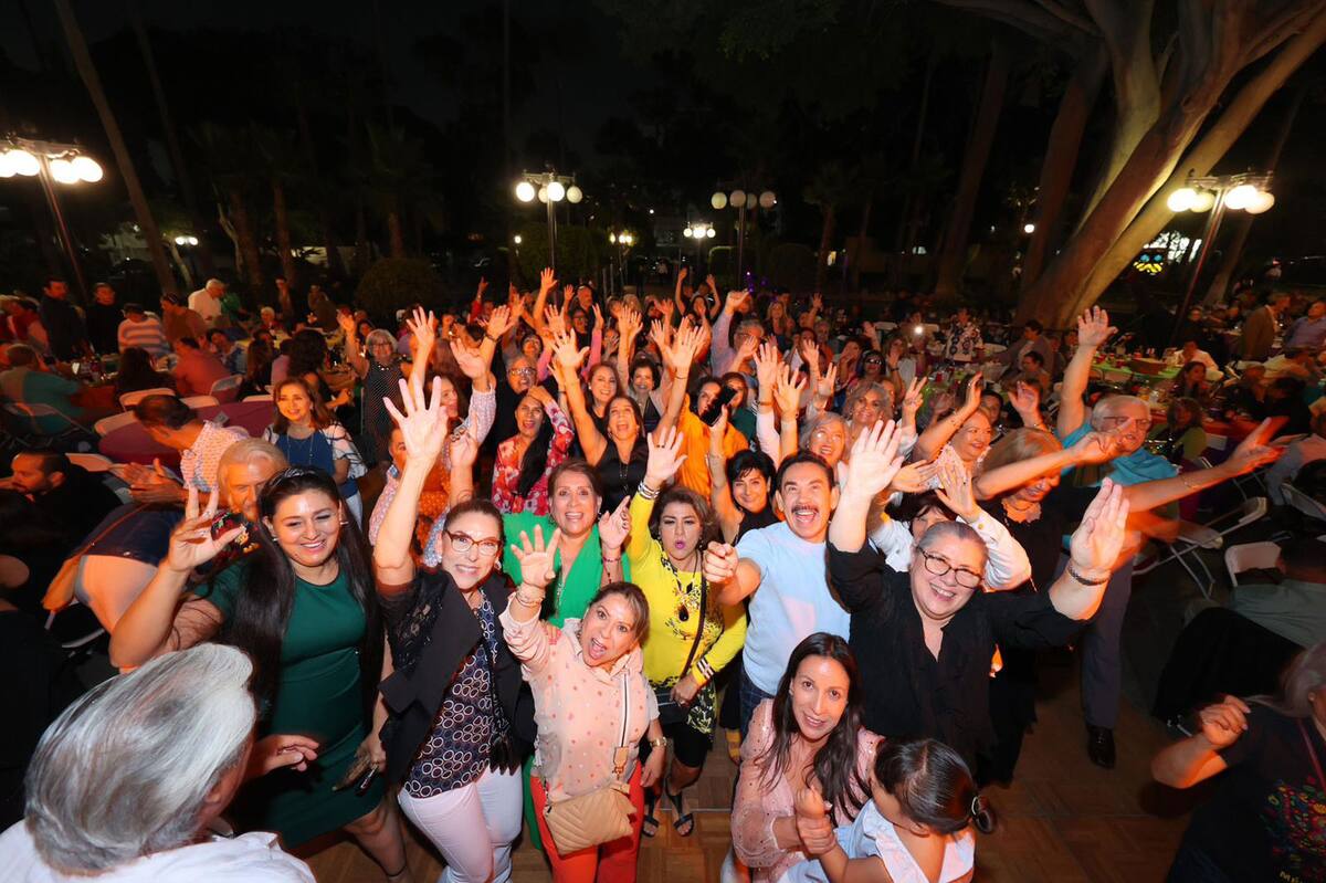 Decenas de familias tijuanenses le cantaron Las mañanitas a Tijuana en su 135 aniversario.