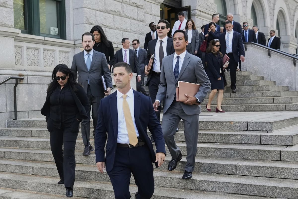Un grupo de personas de la Fiscalía de los Estados Unidos se dirige a un tribunal federal en el distrito de Brooklyn, Nueva York, el lunes 25 de agosto de 2025. | Crédito: AP/Richard Drew