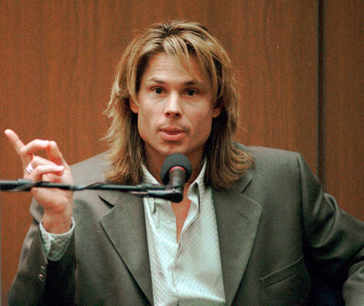 En esta foto del 21 de marzo de 1995, Brian "Kato" Kaelin declara en el juicio de O.J. Simpson por doble asesinato en Los Angeles. (John McCoy/Los Angeles Daily News vía AP, Pool, Archivo)