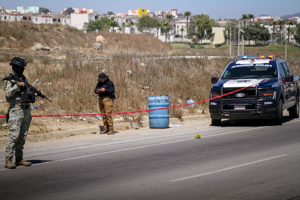 El cuerpo de una persona fue encontrado dentro de un tambo abandonado en la zona de Los Valles; la Fiscalía ya investiga el caso.
Fotos: Border Zoom.