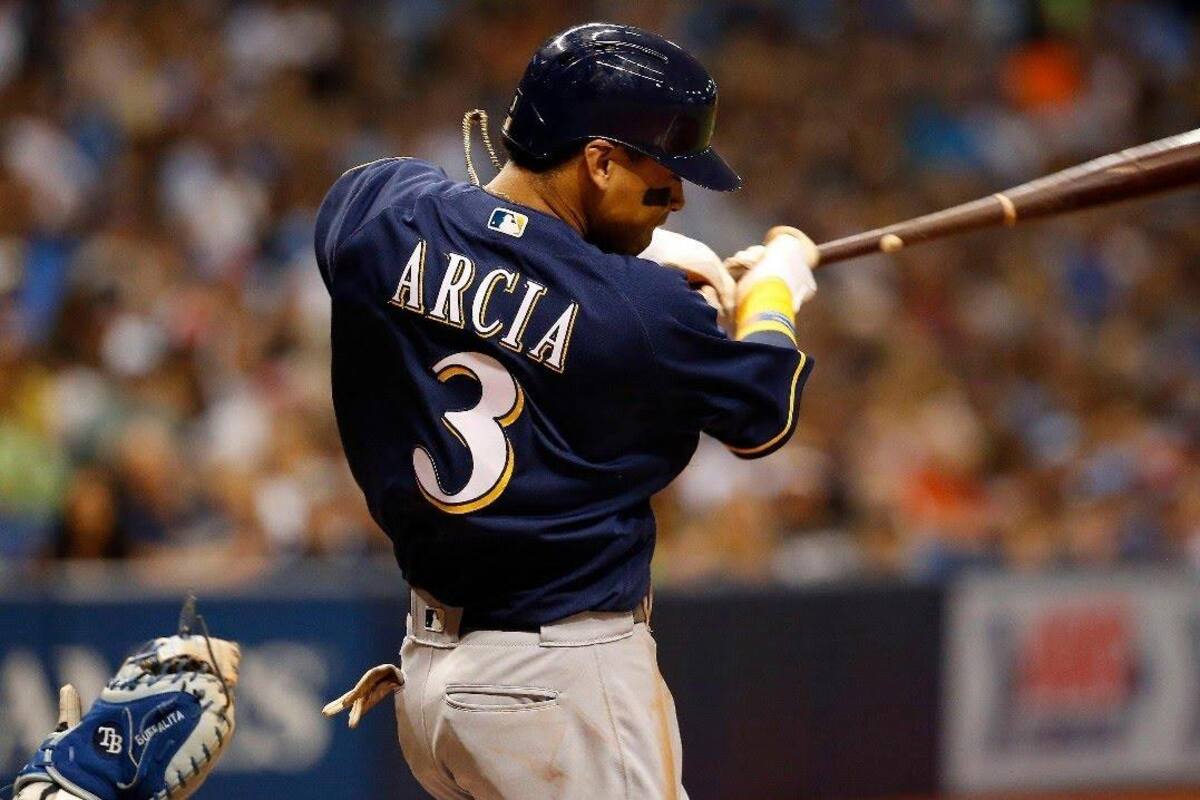 Se va la competencia de Luis Urías en Milwaukee; cambian a Orlando Arcia