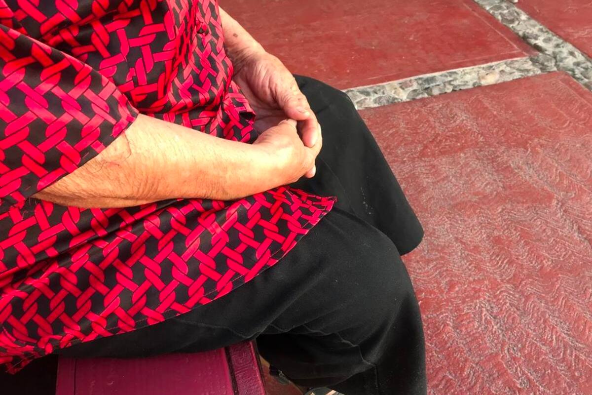 "Ratero" jalonea y tumba a mujer de 74 años para robarle la bolsa