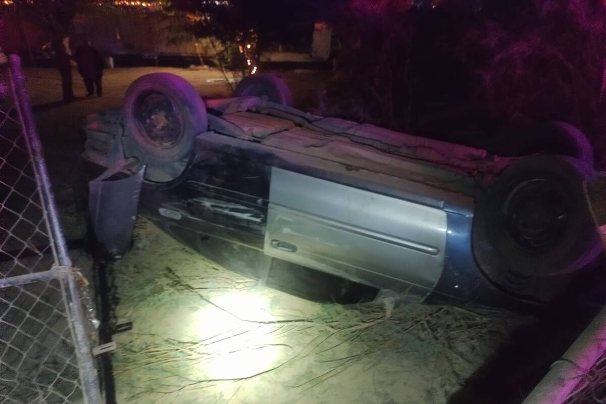 Vehículo abandonado tras volcarse en el poblado Mezquital