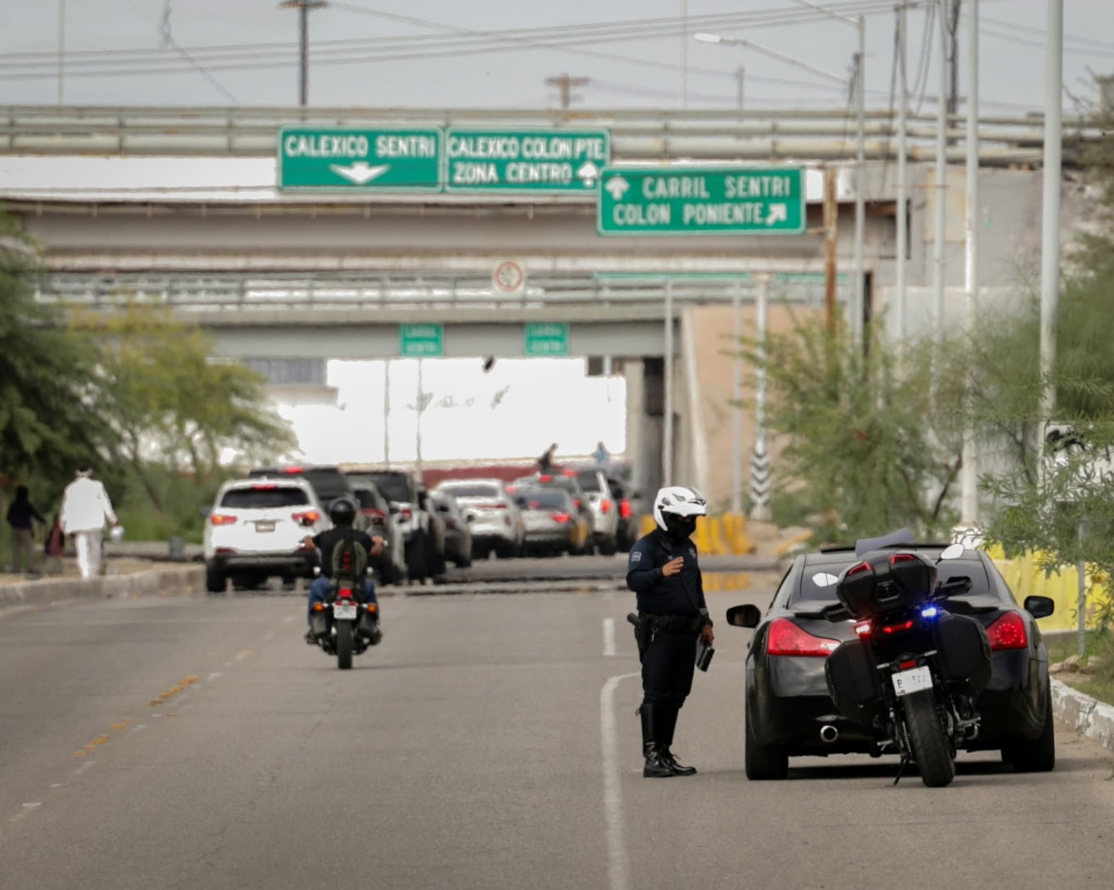 Un conductor que intentaba ingresar a Estados Unidos por la línea SENTRI de Mexicali fue detenido por la Policía Municipal tras ignorar las indicaciones de un agente de tránsito y estar a punto de atropellarlo. Foto: Javier Gallegos