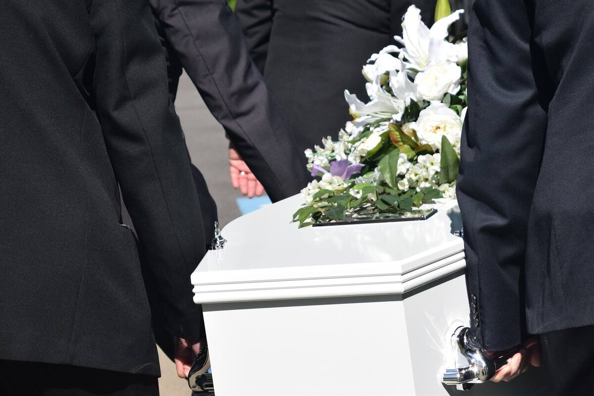 Hombre que preparó su propio funeral ahora recibe impactante noticia