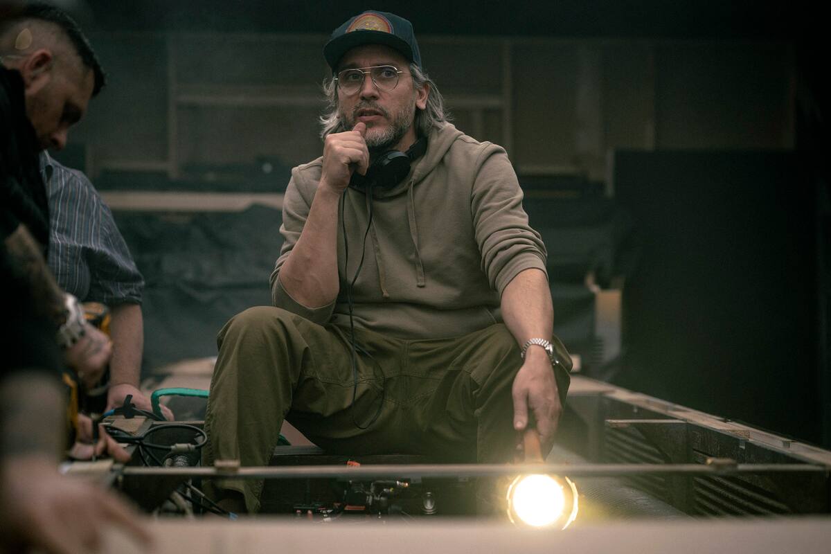 Esta imagen proporcionada por 20th Century Studios muestra al director Fede Álvarez en el set de "Alien: Romulus". (20th Century Studios via AP)