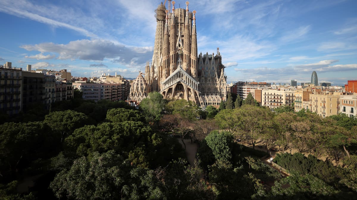 La Sagrada Familia alcanza los 172.5 metros y se convierte en la iglesia más alta del mundo: qué se terminó, qué falta y por qué este hito cambia su historia