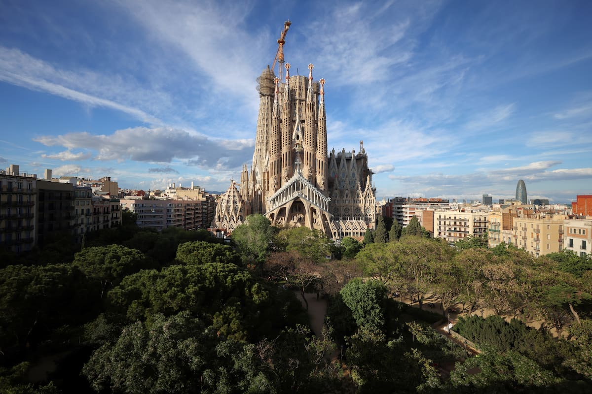 La Sagrada Familia alcanza los 172.5 metros y se convierte en la iglesia más alta del mundo: qué se terminó, qué falta y por qué este hito cambia su historia