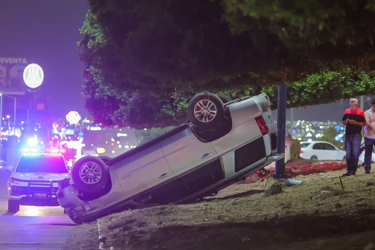 Choque volcadura en el bulevar Progreso en Hermosillo deja daños materiales; no hay lesionados
