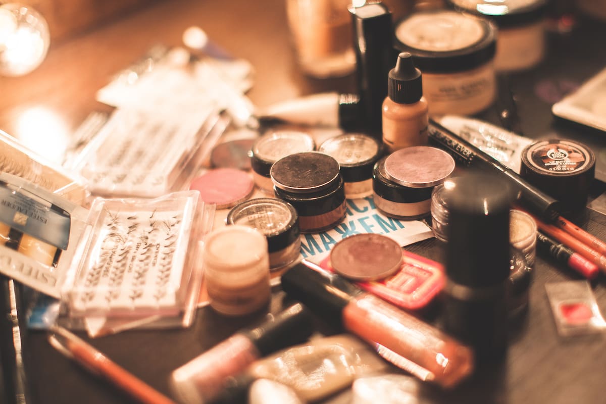 Qué contienen los cosméticos de uso diario y por qué especialistas piden revisar las etiquetas