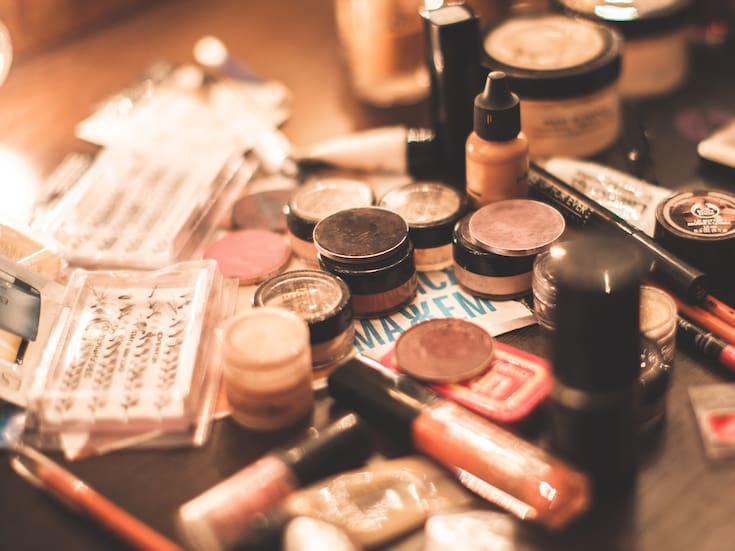 Qué contienen los cosméticos de uso diario y por qué especialistas piden revisar las etiquetas