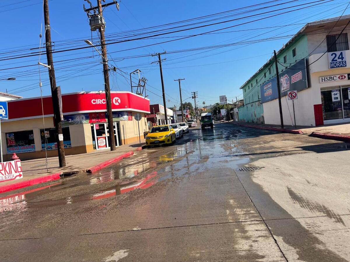 Derrames de aguas negras y una fuga de agua potable provocaron inundaciones y molestias a comerciantes en el bulevar Benito Juárez de Rosarito. Foto: Carmen Gutiérrez