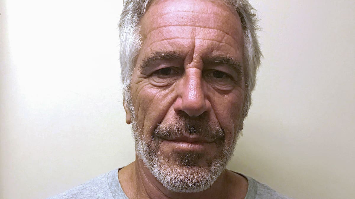 La médica que practicó la autopsia de Jeffrey Epstein explica en un testimonio oficial por qué concluyó suicidio, pese a las dudas de otro patólogo y de la familia
