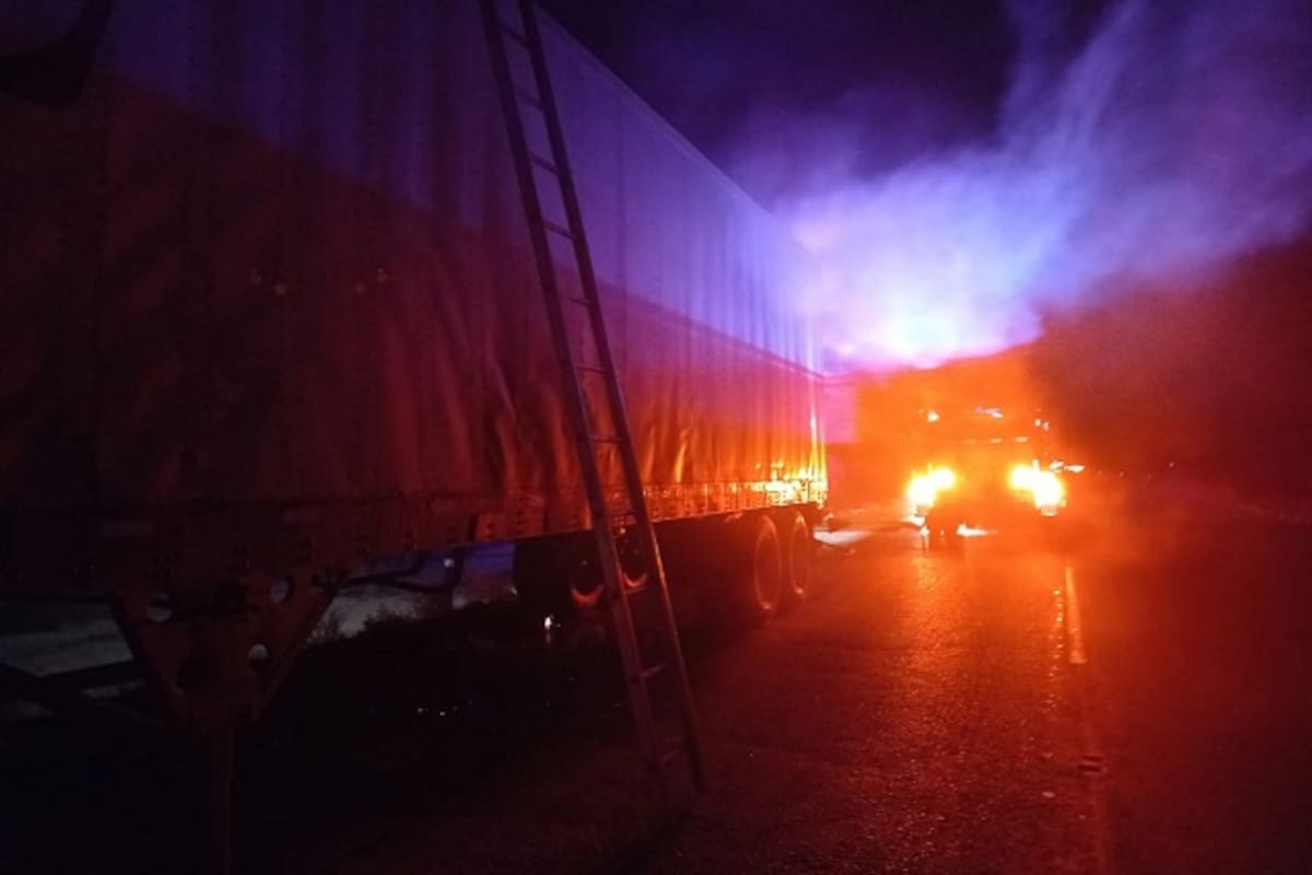 Bomberos voluntarios atienden incendio de tráiler en carretera Sonoyta