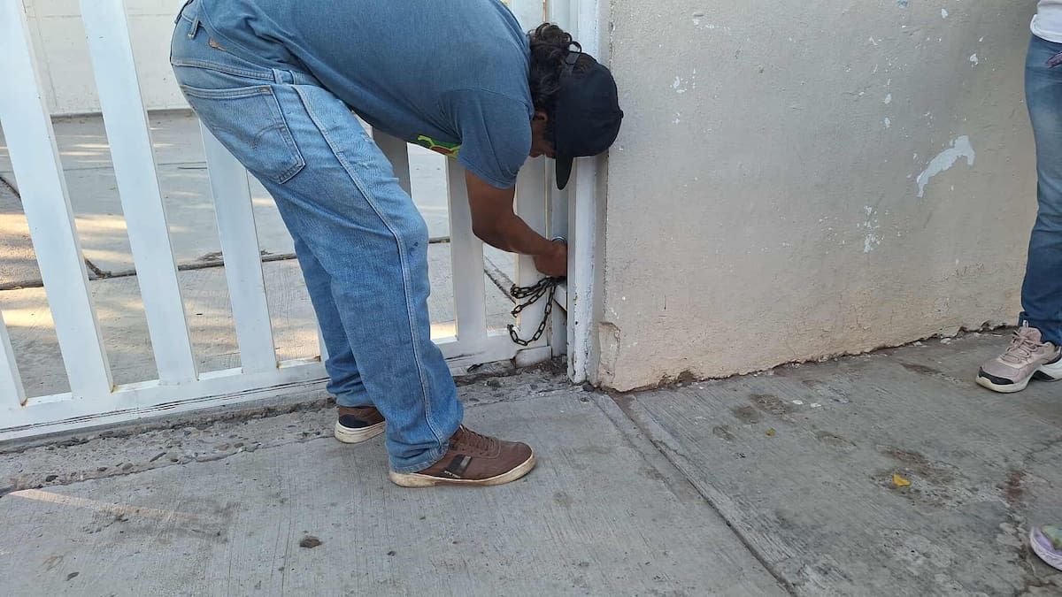 Padres de familia cierran primaria; Exigen limpieza de terrenos por casos de dengue